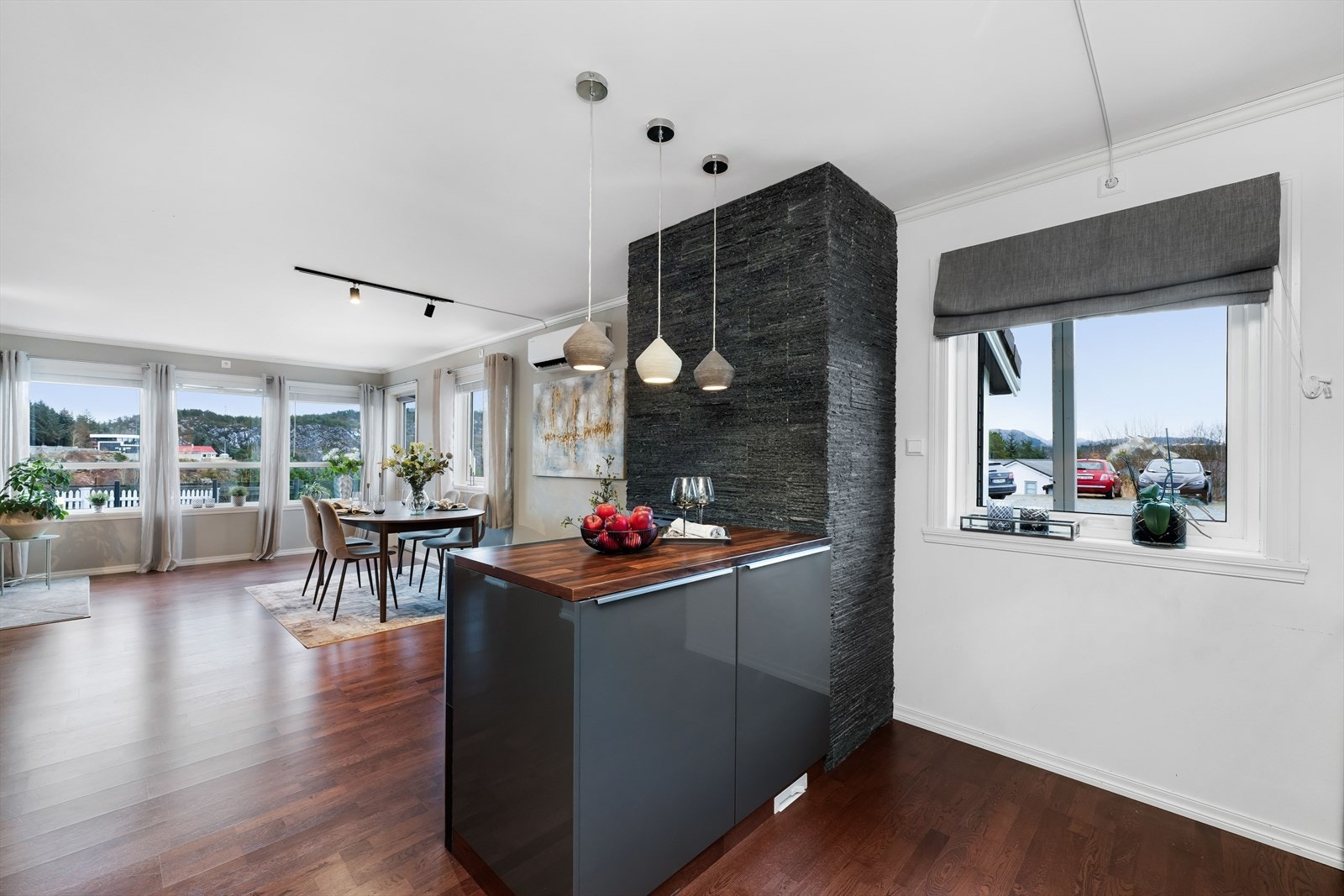 Kjøkkenøy gir ekstra benkeplass og en tydelig soneinndeling. Legg merke til uttak til sentralstøvsuger i sokkel. Galleribilde