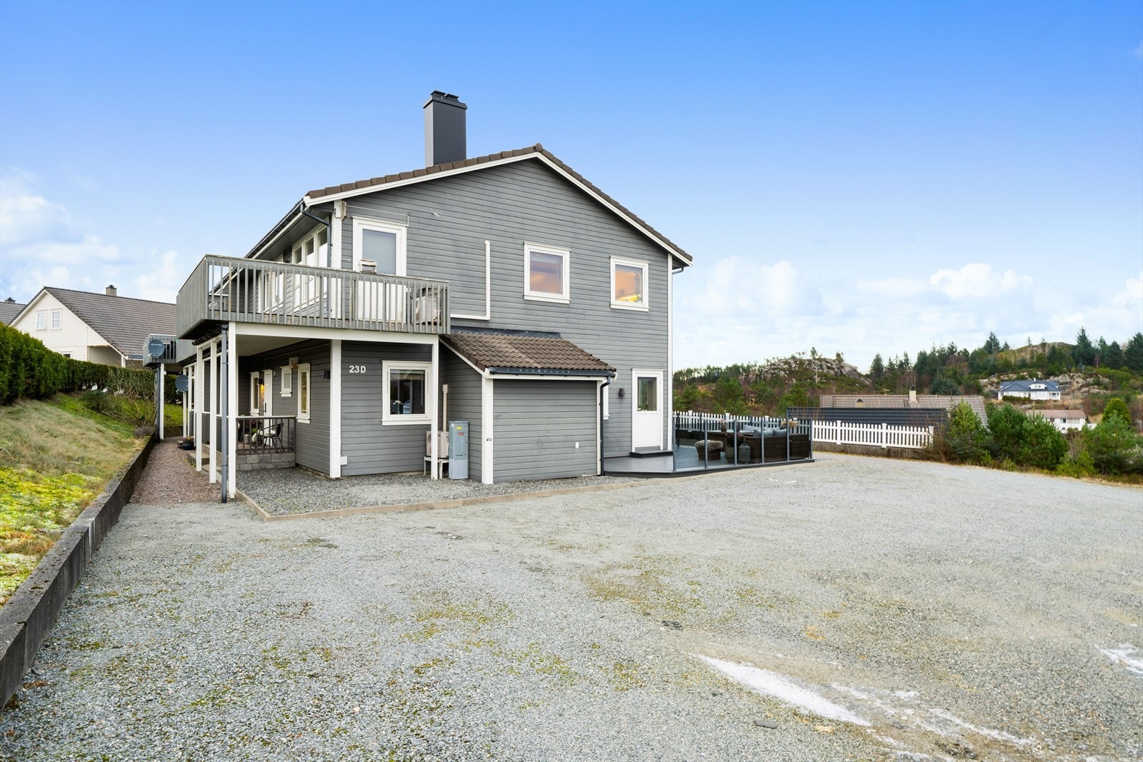 Felles tomt med biloppstillingsplass utenfor bygget. Galleribilde