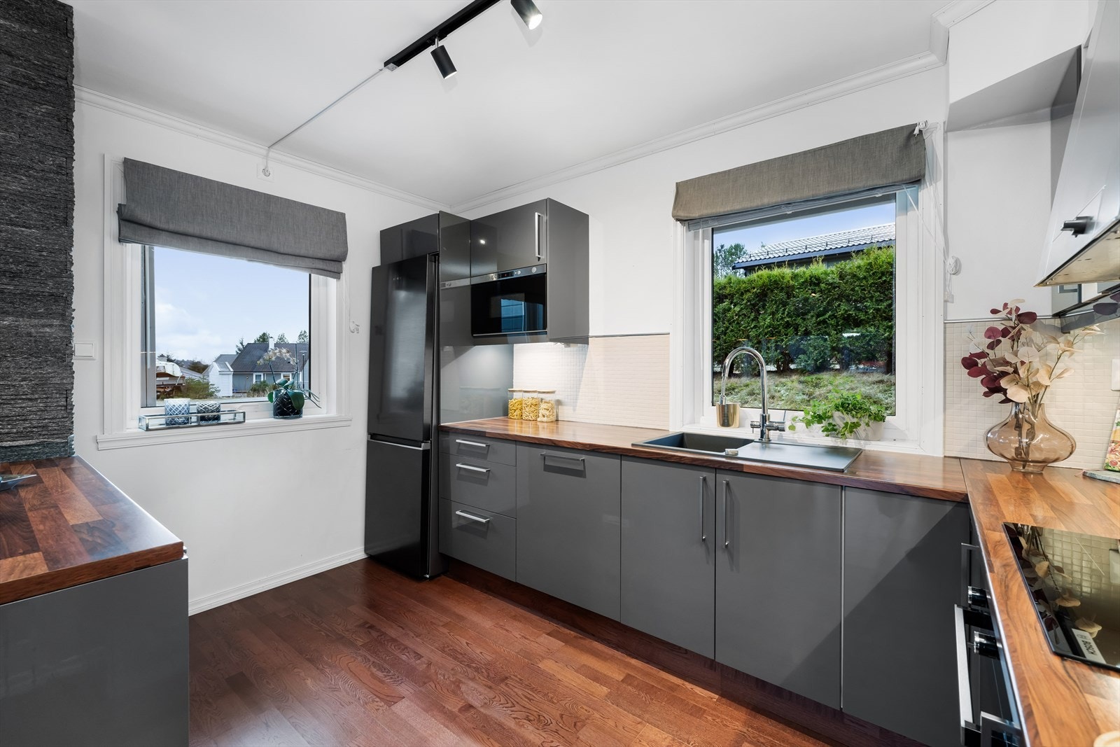 Platetopp og kombiskap nytt i 2024. Disse kan knyttes opp mot wifi og styres via telefon. Hvitevarer på kjøkken medfølger salget. Galleribilde