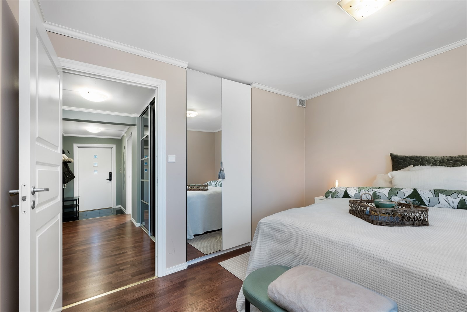 Boligen innehar to soverom. Største rommet er på 12,2 m². Lyst soverom med garderobeskap praktisk plassert. Galleribilde