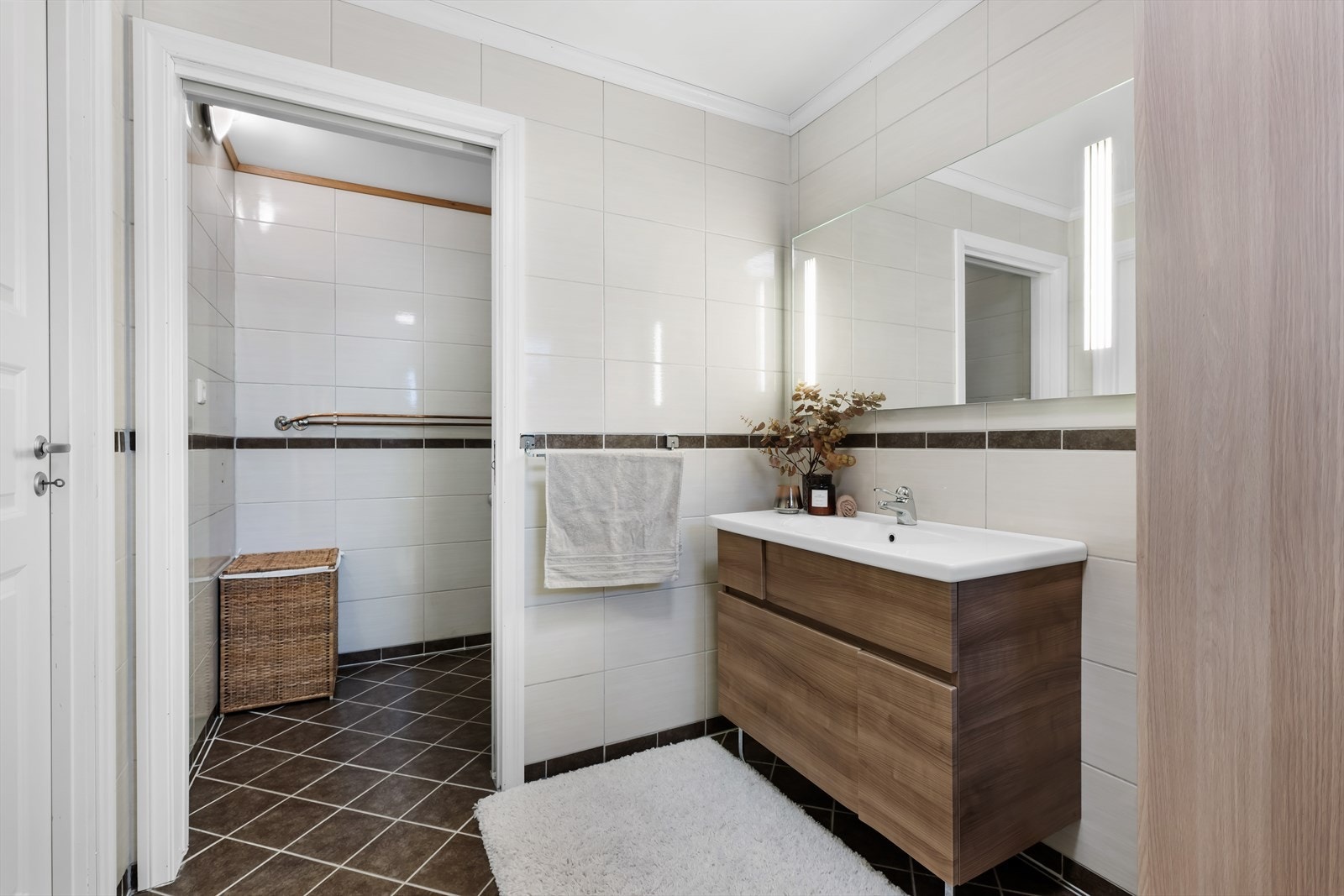 Videre fra badet kommer du inn til vaskerom. Galleribilde