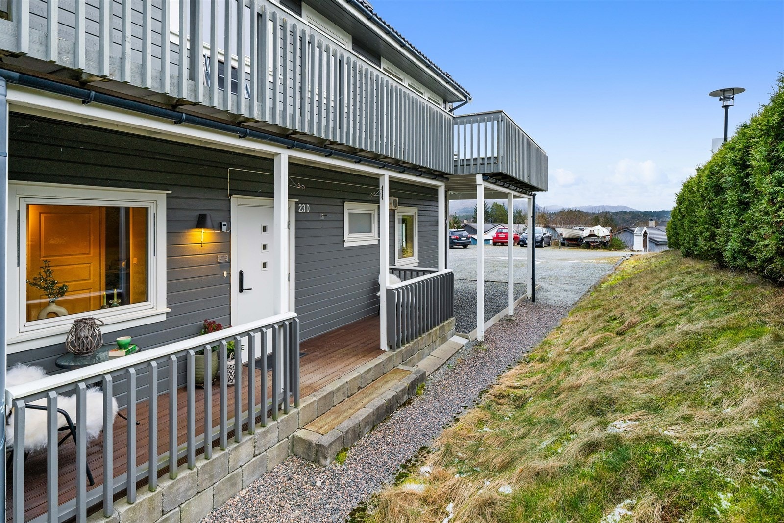 Overbygget inngangsparti i kort vei fra parkeringsplassen Galleribilde