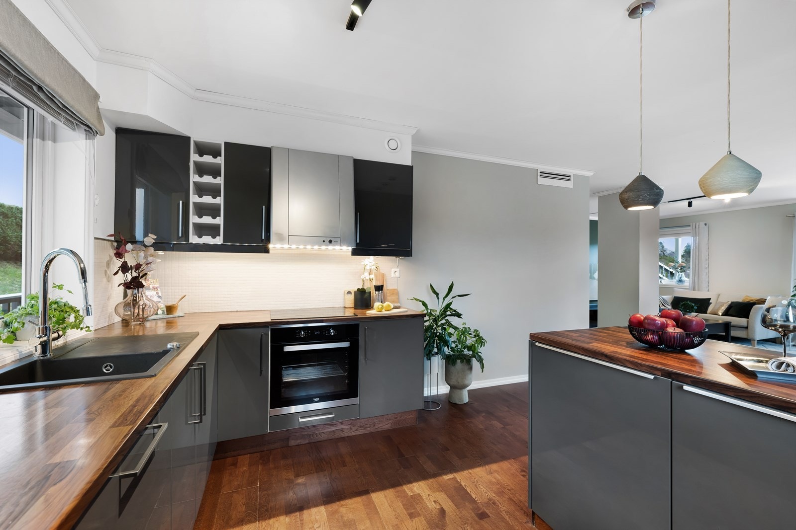 Innredningen innehar komfyr, oppvaskmaskin og kjøleskap/frys, vask og platetopp Galleribilde