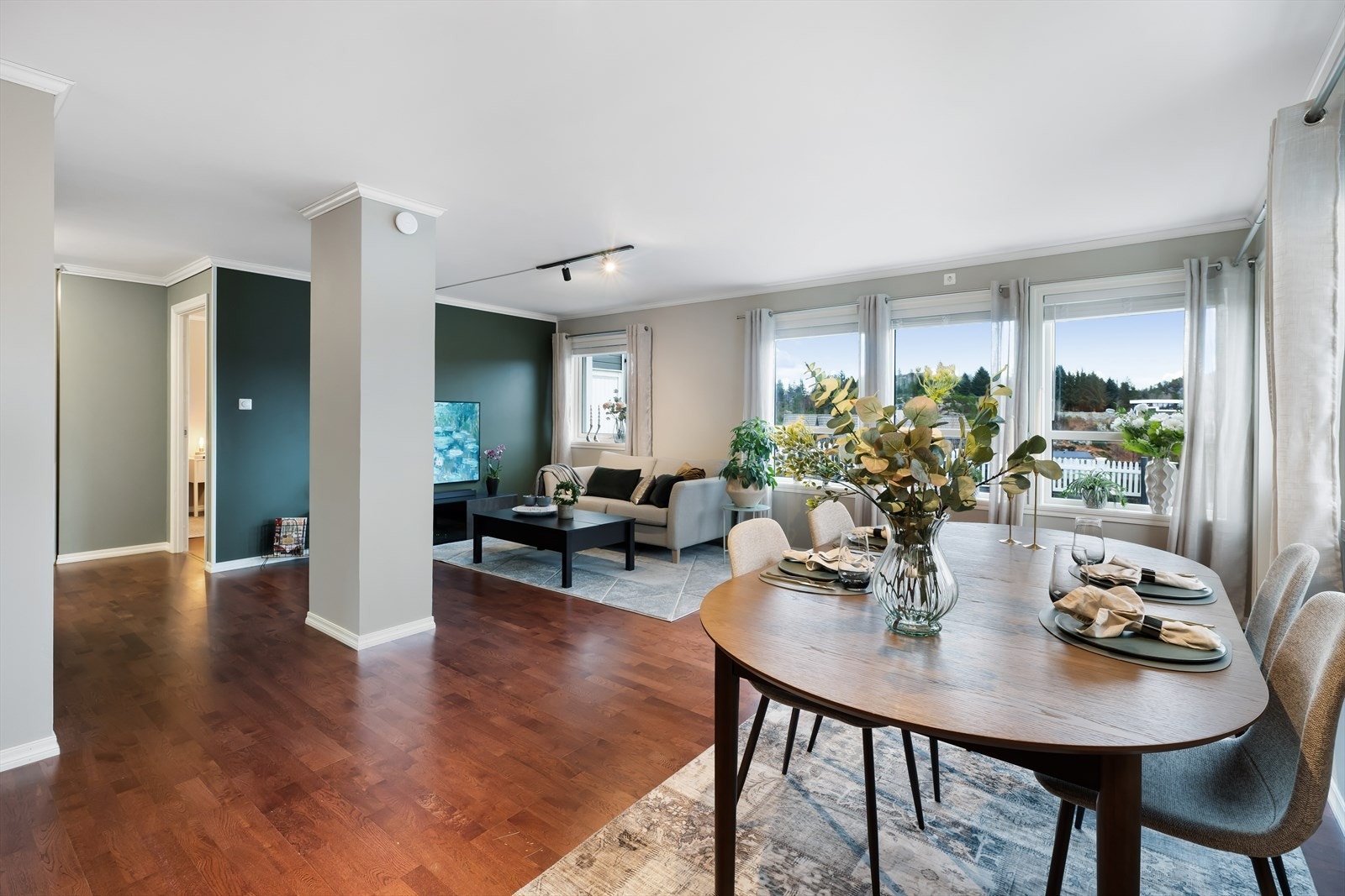 Stue og kjøkken har et samlet areal 43,4 m² og har god plass til sofagruppe og spisebord Galleribilde