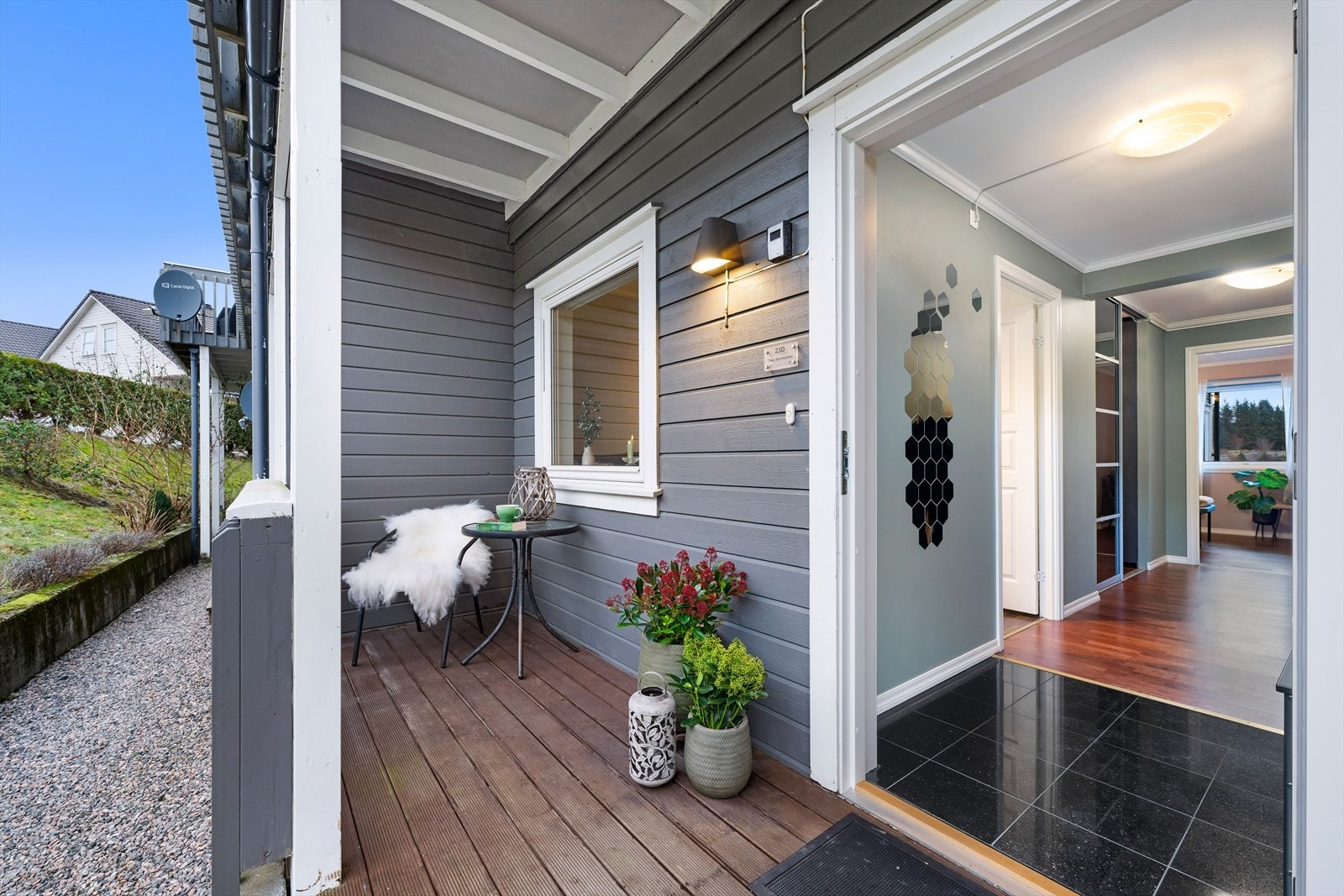 Innbydende inngangsparti med plass til noe møblering Galleribilde