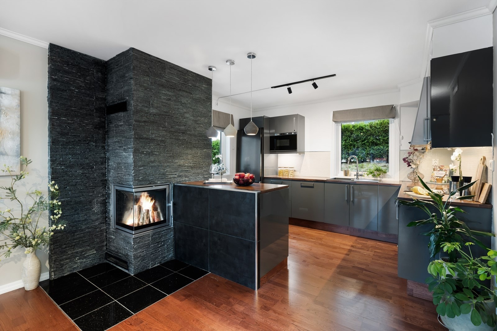 Kjøkkenet har slette, grå fronter, og har godt med oppbevaringsplass i skuffer og skap Galleribilde