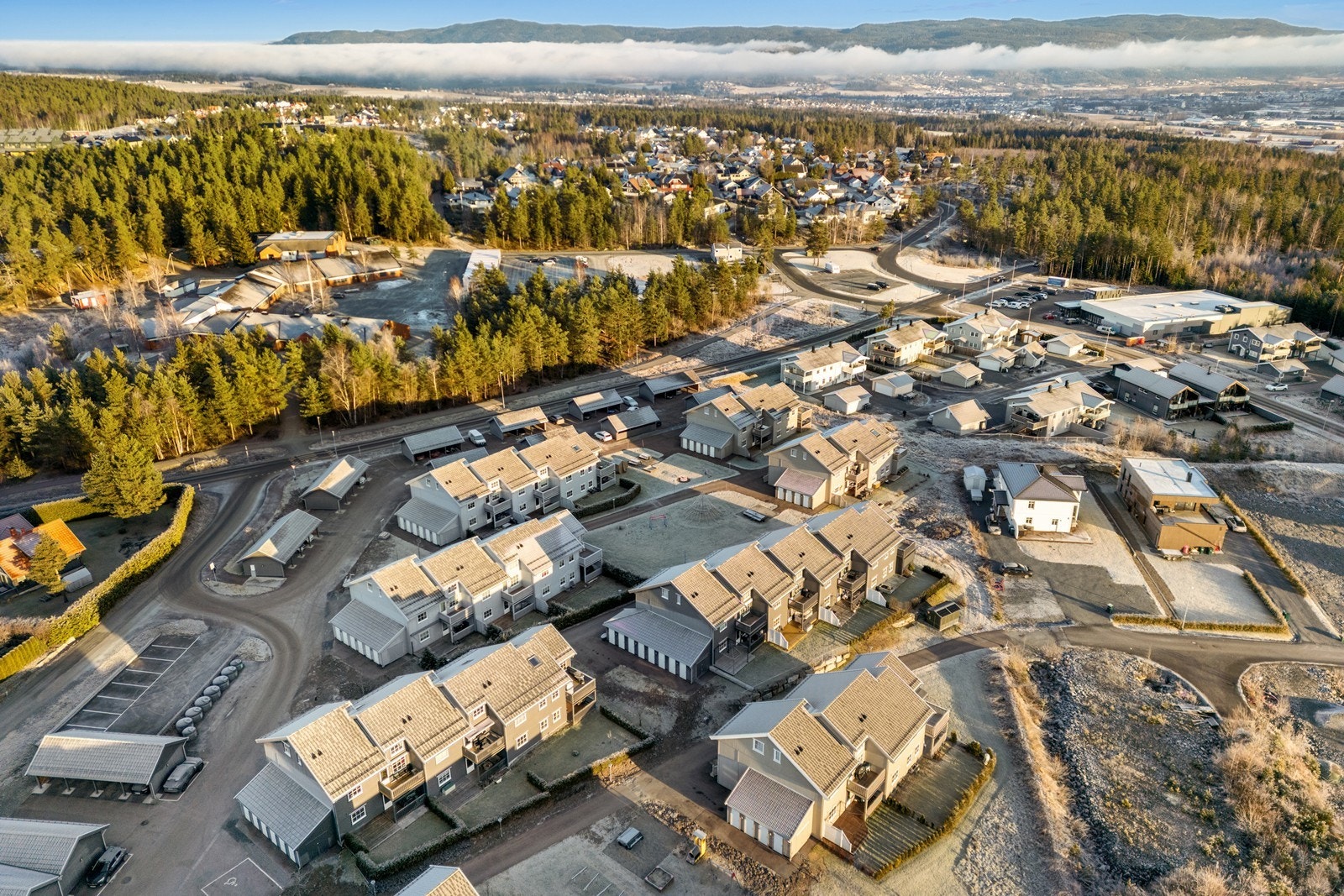 Her bor du skjermet og med nærhet til marka, lekeplasser, aktivitetspark, barneskole og barnehage. Galleribilde