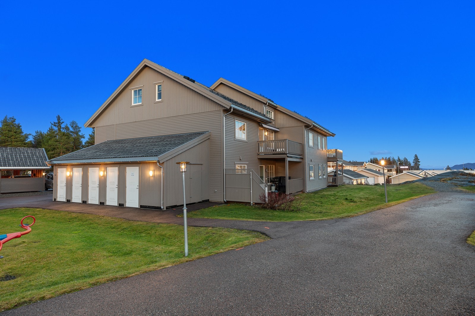 Leiligheten ligger i idylliske og barnevennlige Ormåsen, et populært boligområde i Vestfossen, Øvre Eiker. Galleribilde