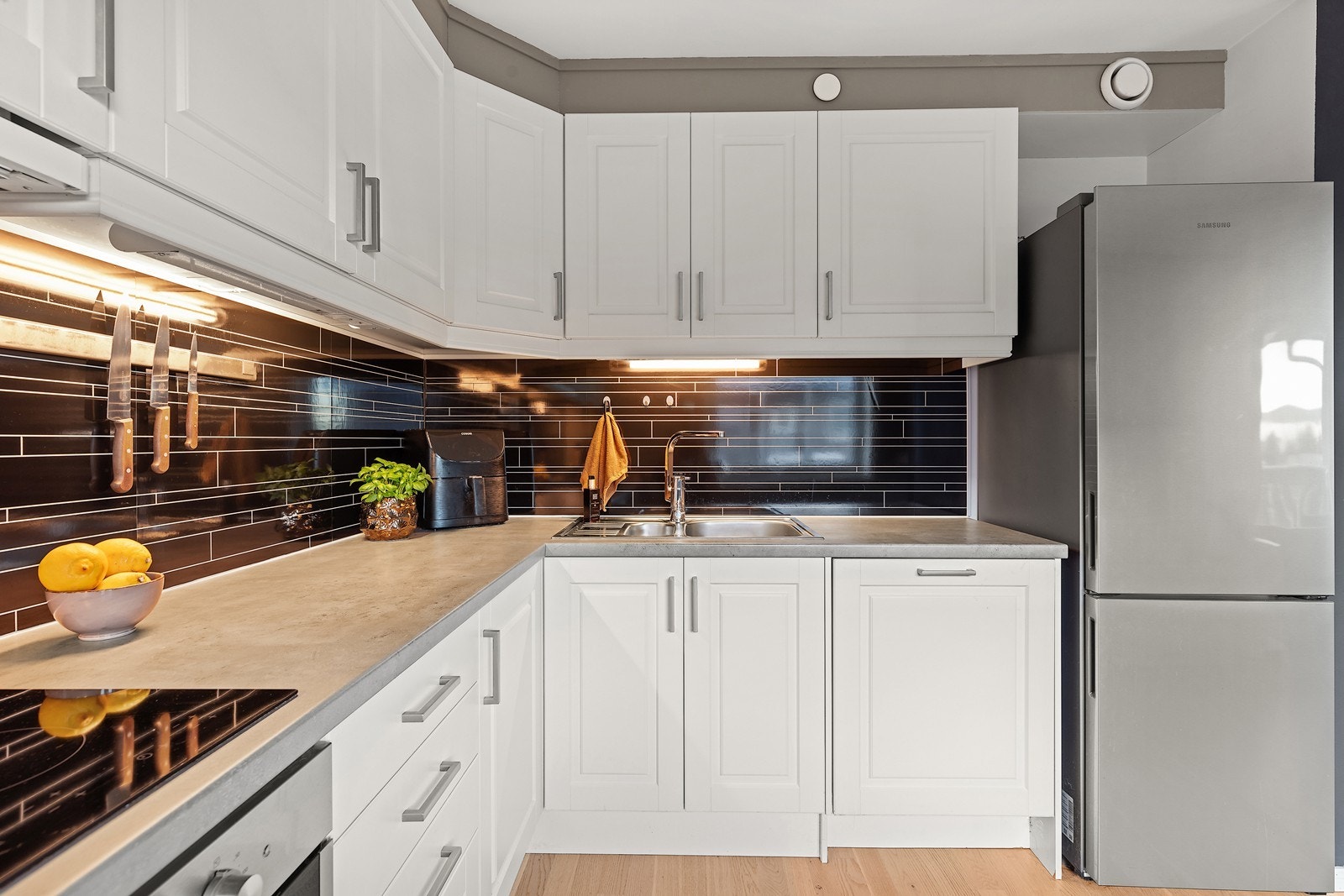 Innredningen er praktisk designet med gode arbeidsflater og rikelig med oppbevaringsplass. Galleribilde