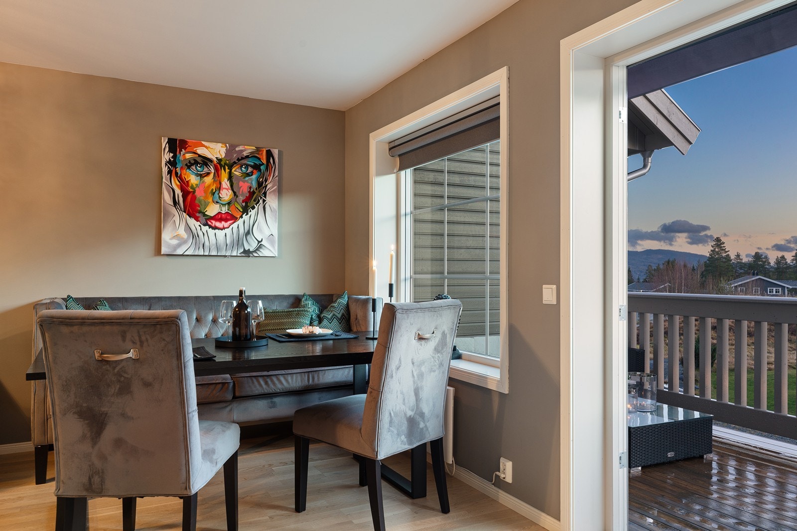 Fra stuen er det også utgang til en hyggelig balkong med plass til sittegruppe. Galleribilde