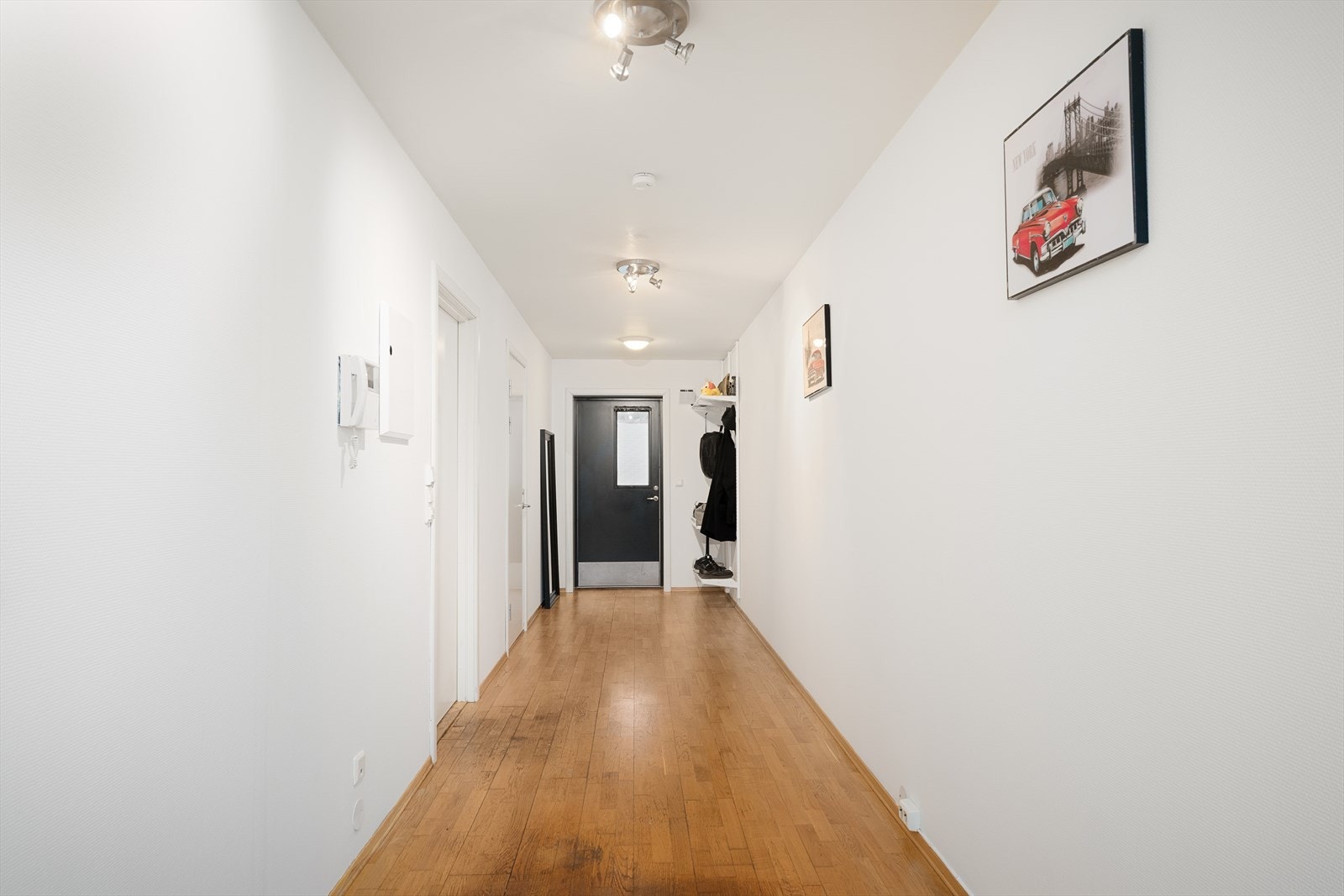 Fra gangen er det adkomst til alle rom. God plass til garderobe/kommode eller lignende langs veggen. Galleribilde