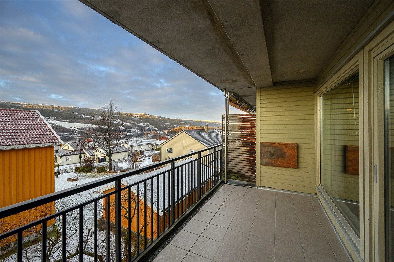 Terrassen er takoverbygd med levegger mot naboene. Galleribilde