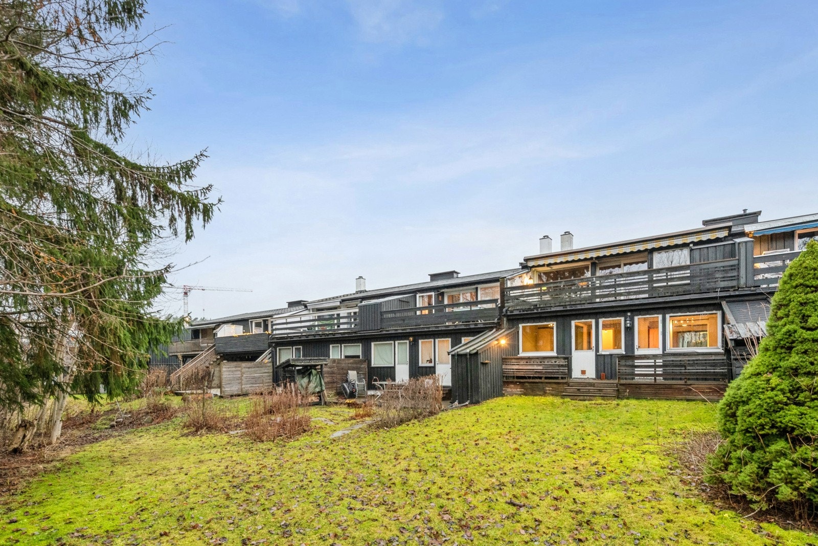 Boligen har flere fine uteplasser - perfekt for barnefamilier. Galleribilde