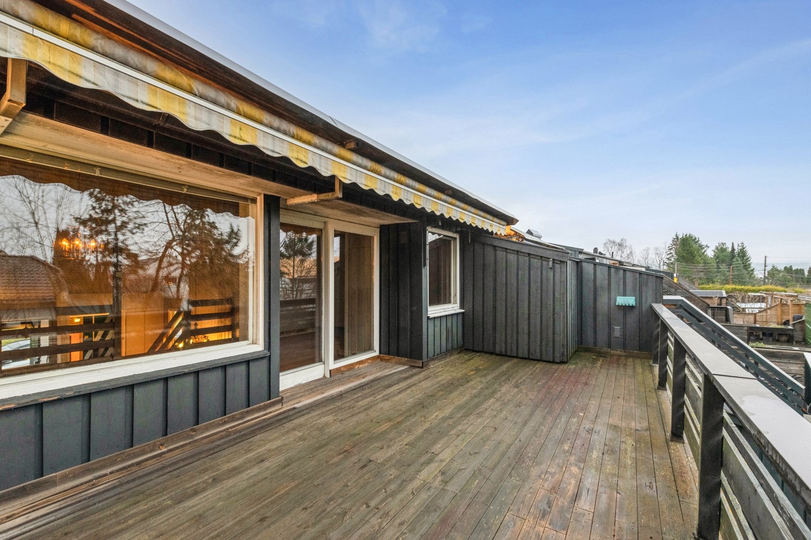 Fra stuen er det utgang til sydvendt og solrik veranda på 19 m² med god plass til utemøbler, grill mm. Galleribilde