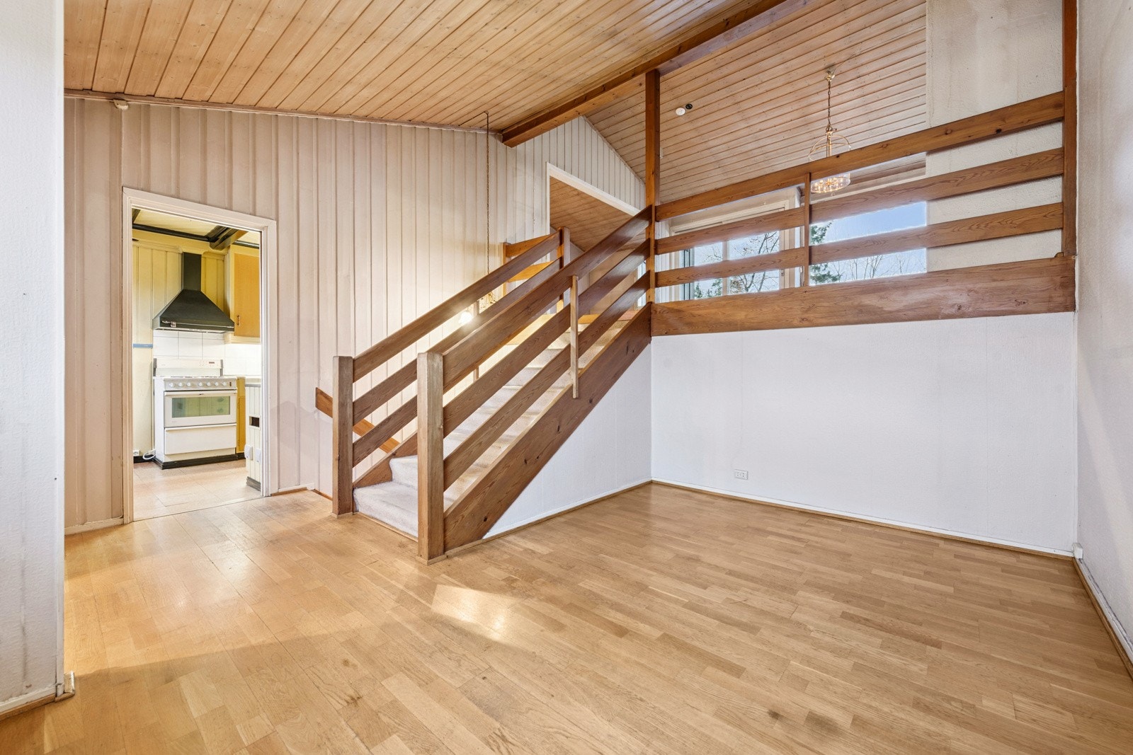 Åpen og lys spisestuedel med god takhøyde og god plass til stort spisebord for hyggelige sammenkomster. Galleribilde