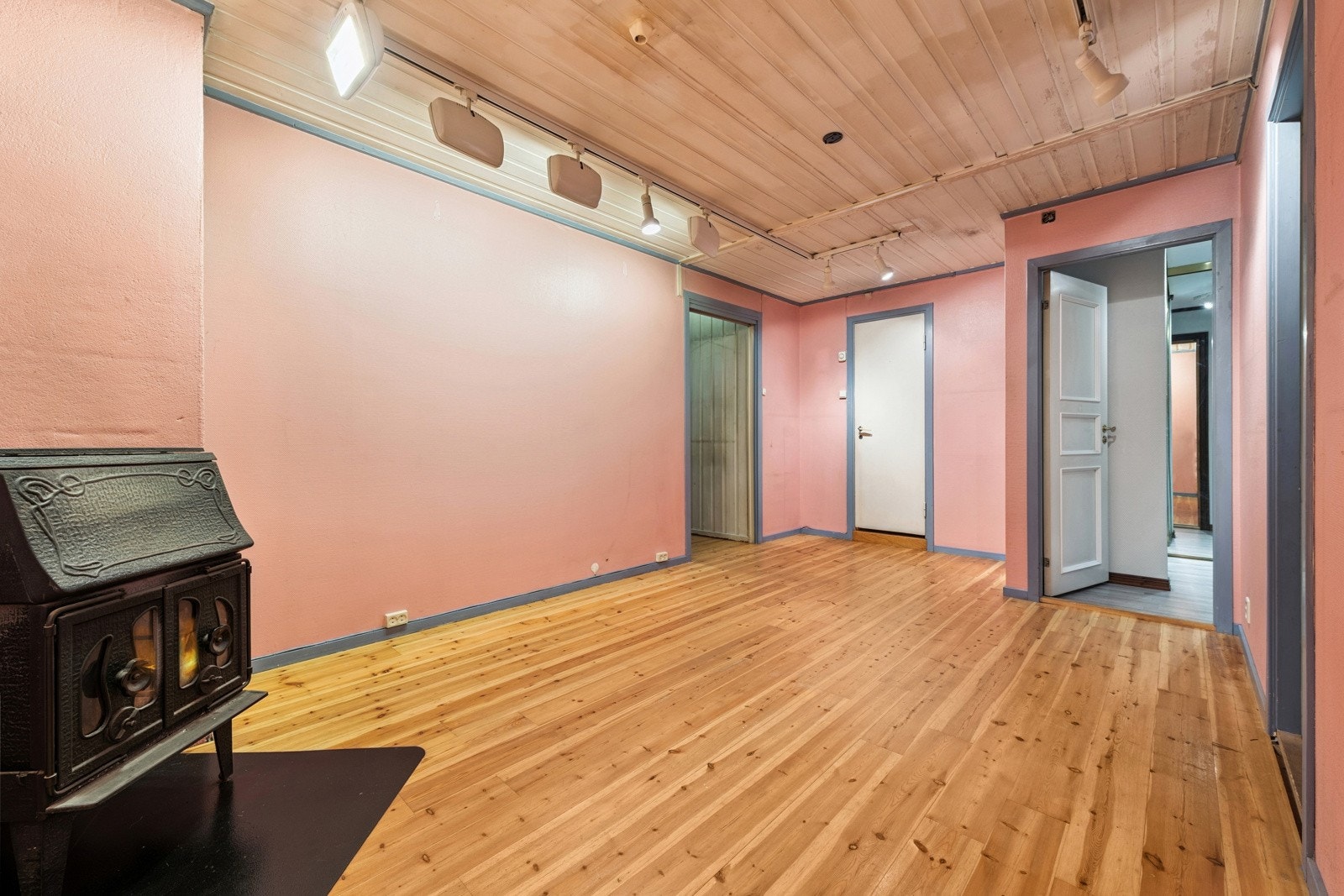 Stort allrom/oppholdsrom med ildsted. Galleribilde