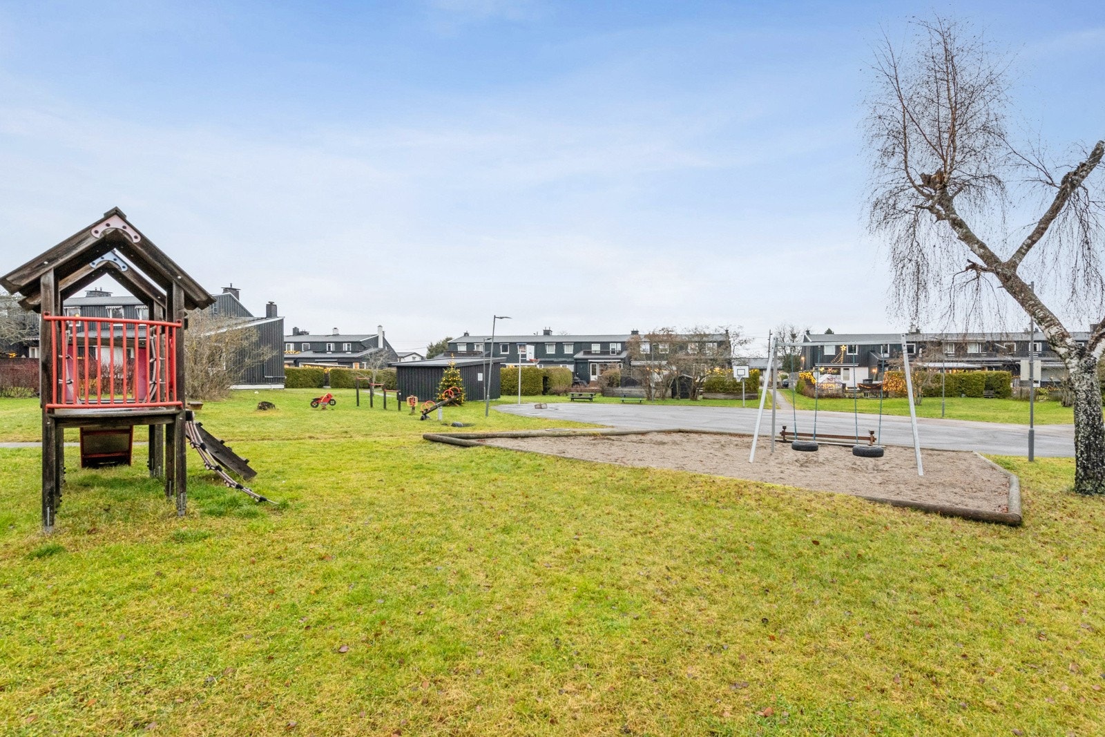 Fra kjøkkenvindu er det hyggelig utsyn mot mot store grøntarelaer og flotte lekearealer for barna. Galleribilde