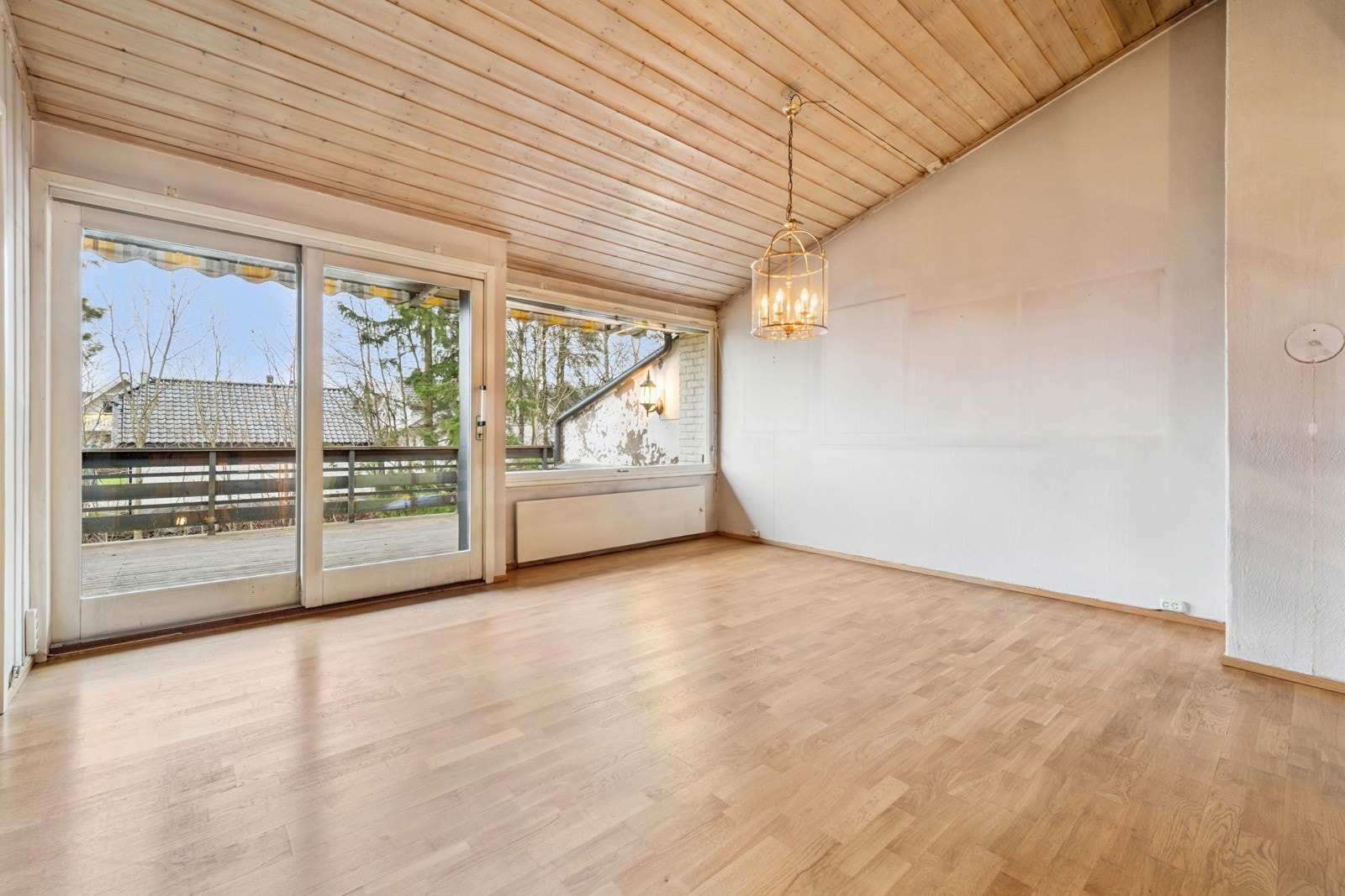 Romslig stue med store vinduflater som gir godt med lys inn. Galleribilde