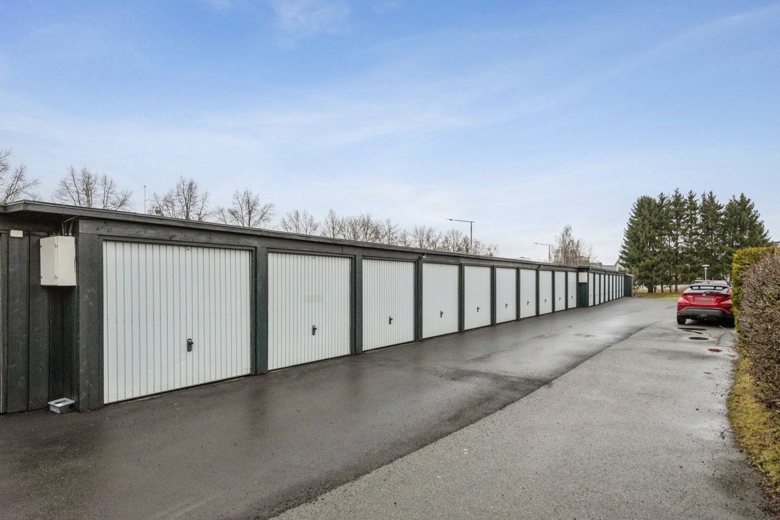 Garasjeplass i felles garasjerekke medfølger. Galleribilde