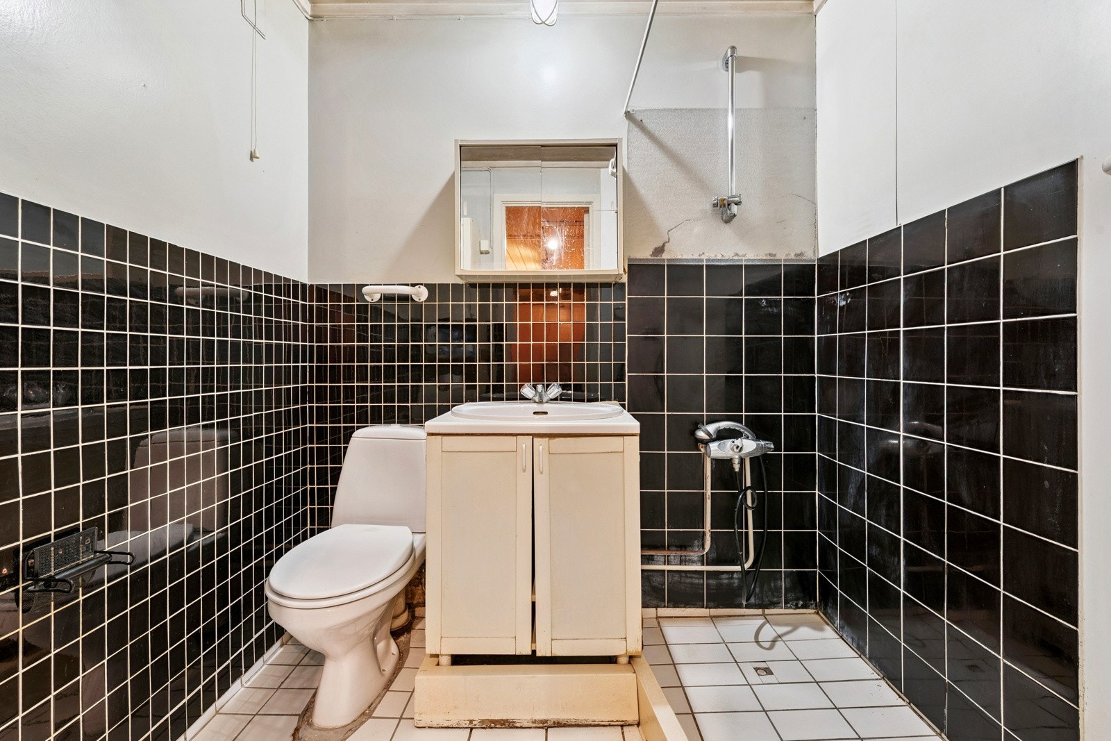 Baderom av eldre dato som trenger modernisering. Galleribilde