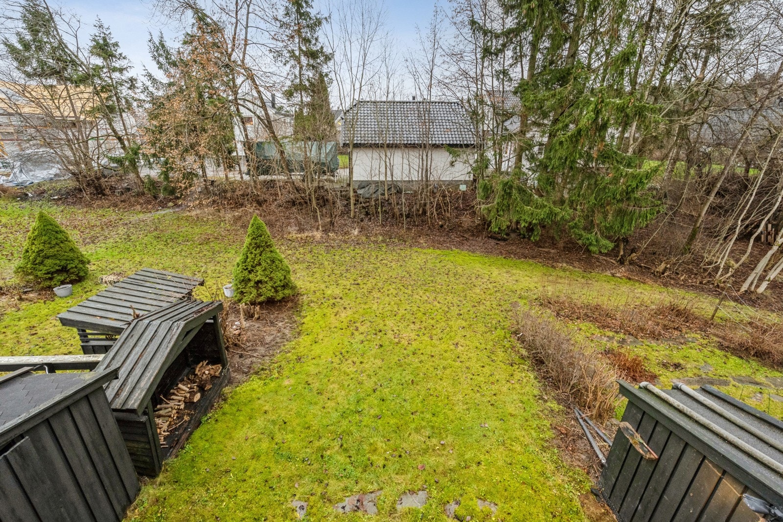 Deilig, solrik hagedel med god plass til utemøbler, grill, hageredskaper mm. Galleribilde