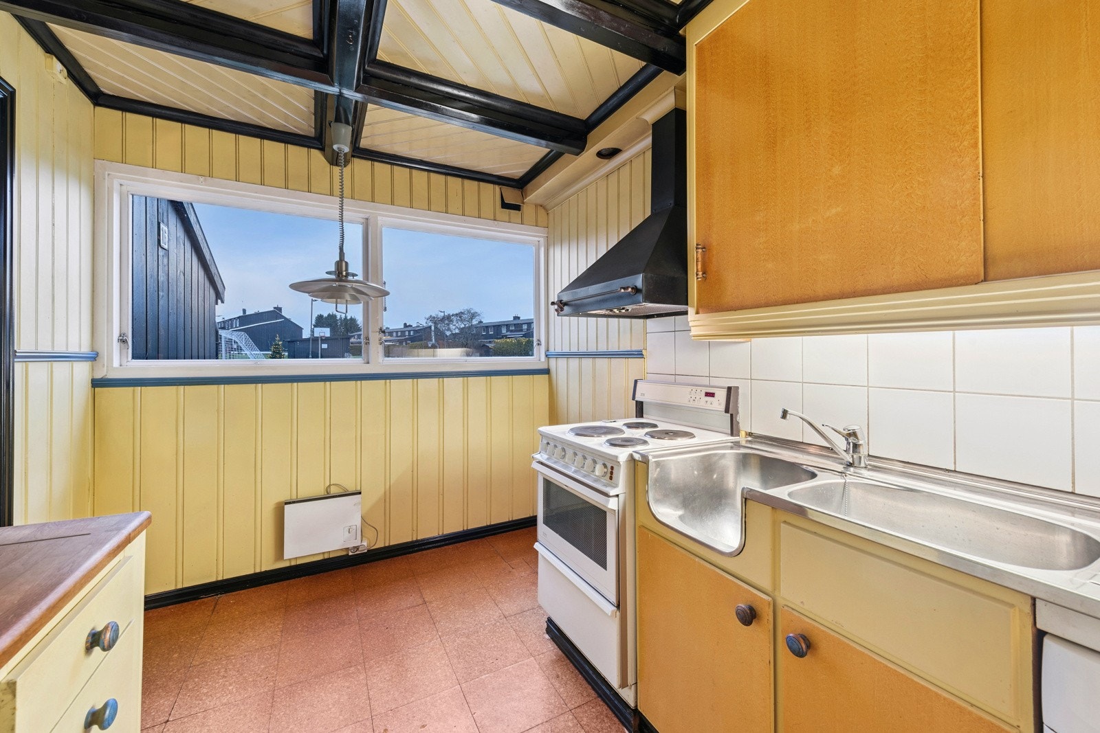 Fra kjøkkenvindu er det utsyn mot store flotte fellesarealer og lekearealer. Galleribilde