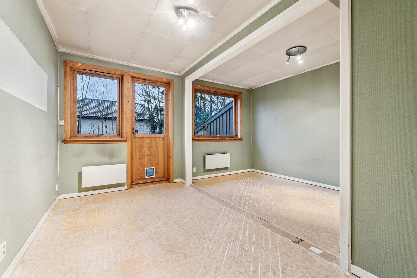 Stort soverom med utgang til platting og hage. Galleribilde