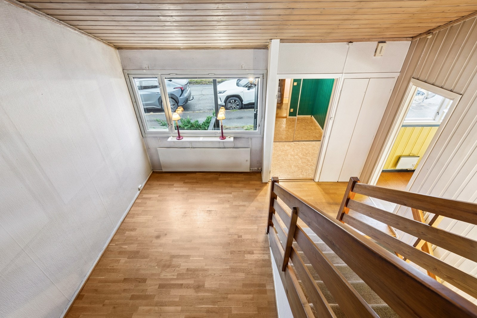 Åpen og lys spisestuedel med god takhøyde og med plass til stort spisebord. Galleribilde