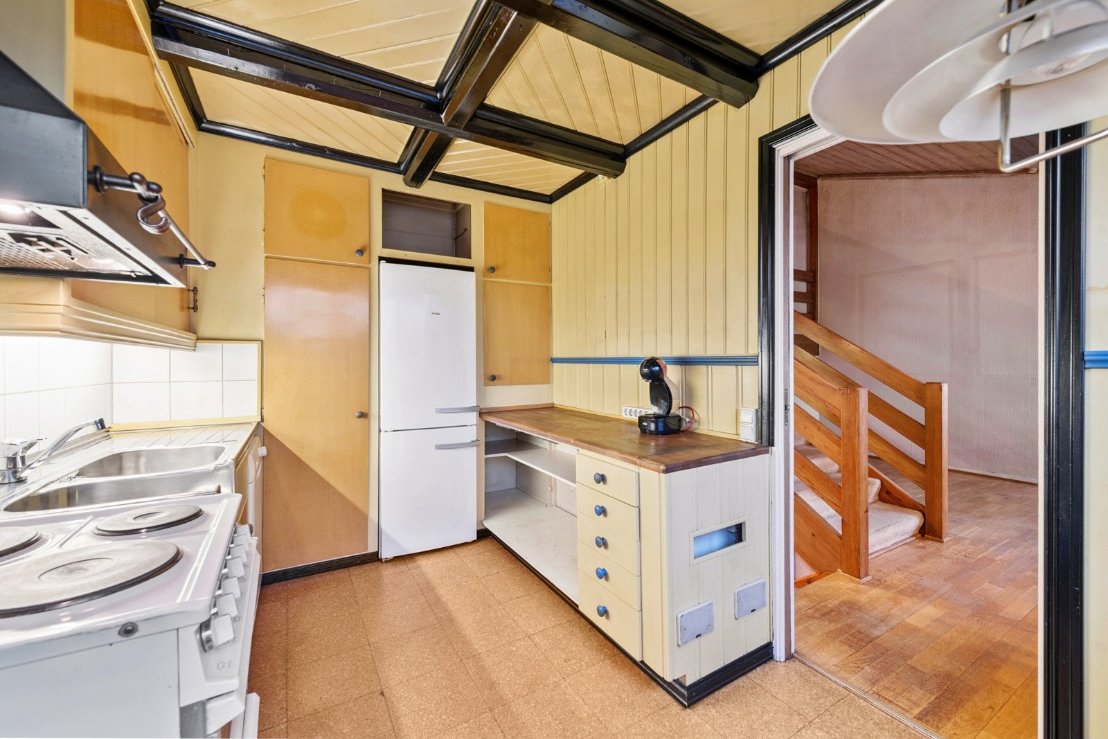 Adskilt kjøkken med plass til kjøkkenbord ved vindu. Her kan du skape ditt drømmekjøkken! Galleribilde