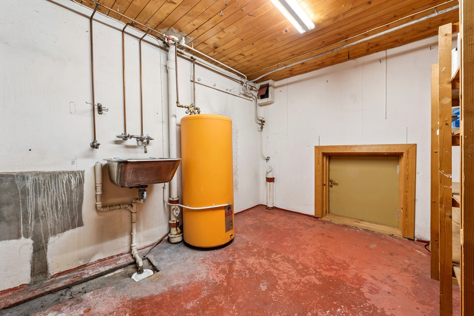 Stort vaskerom med adkomst til krypkjeller - flere har gjort om vaskerommet til stort og praktisk baderom. Galleribilde