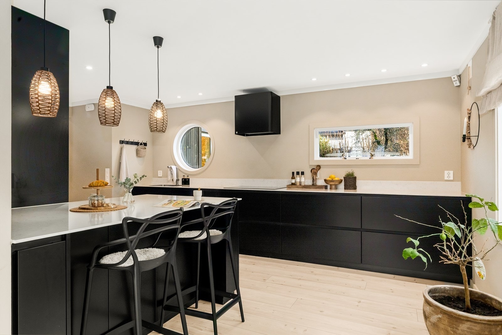 Praktisk, romslig og moderne kjøkken Galleribilde