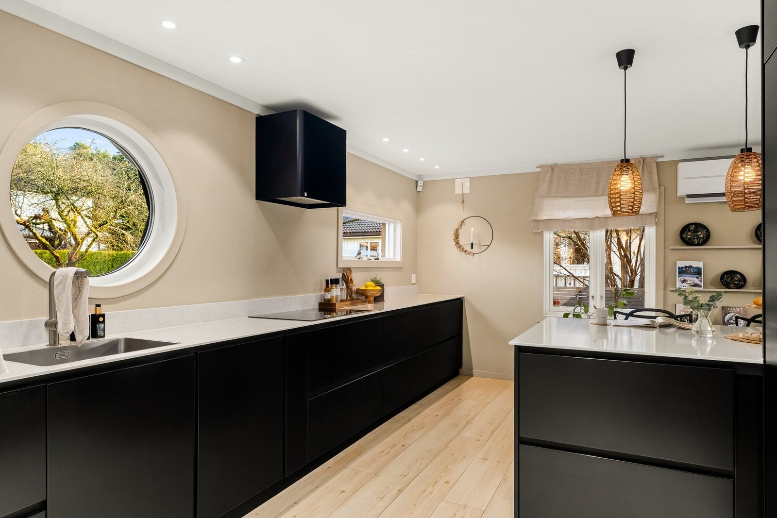 Lekkert kjøkken med stor kjøkkenøy. Flott kompositt benkeplate Galleribilde