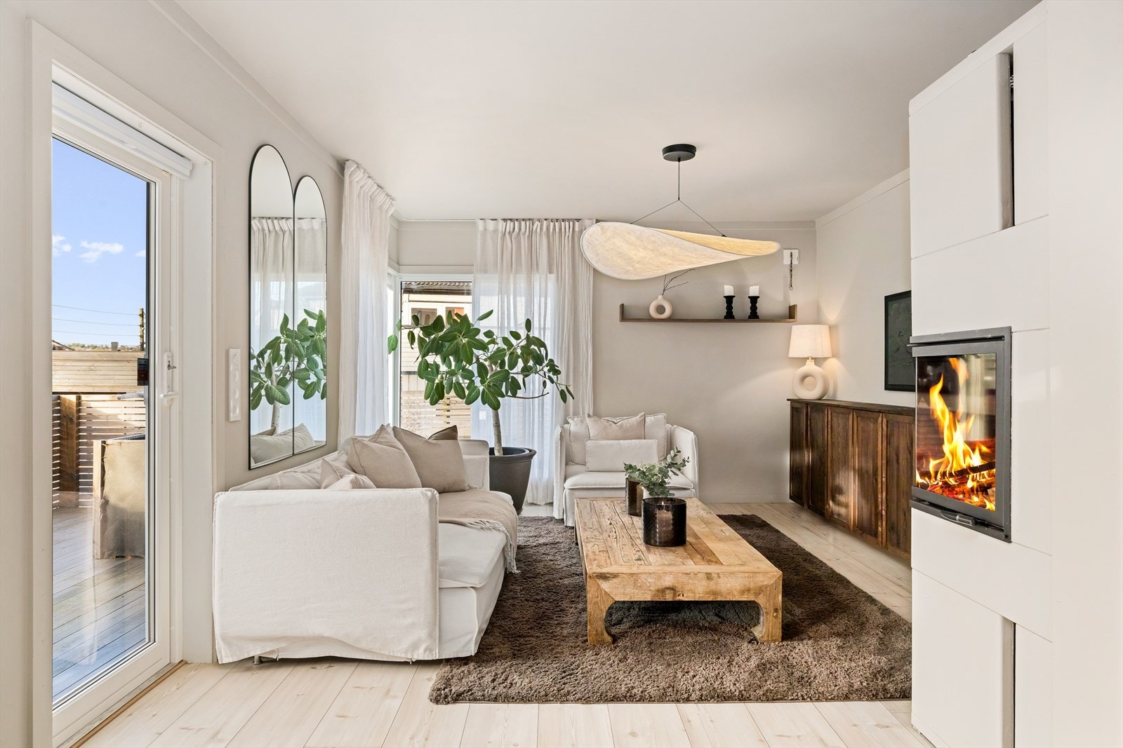 Lys, lun og koselig tv-stue, god atmosfære Galleribilde