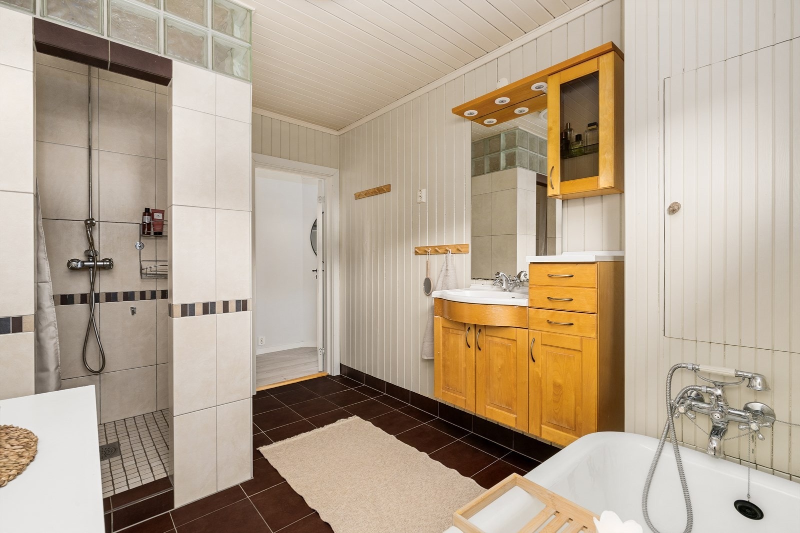 Hulltaking er foretatt fra soverom mot dusjen og det ble ikke målt fukt eller påvist skade. Galleribilde