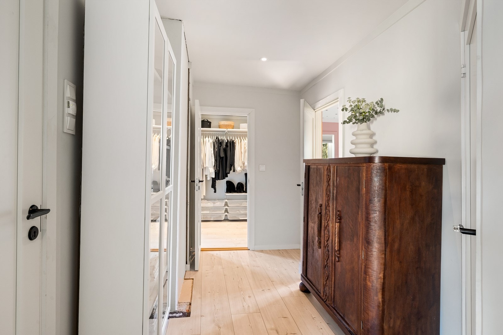 Bred og fin gang med plass til både møbel og praktisk skap. Sikringsskap i 2. etasje og i kjeller med automatkurser. Galleribilde