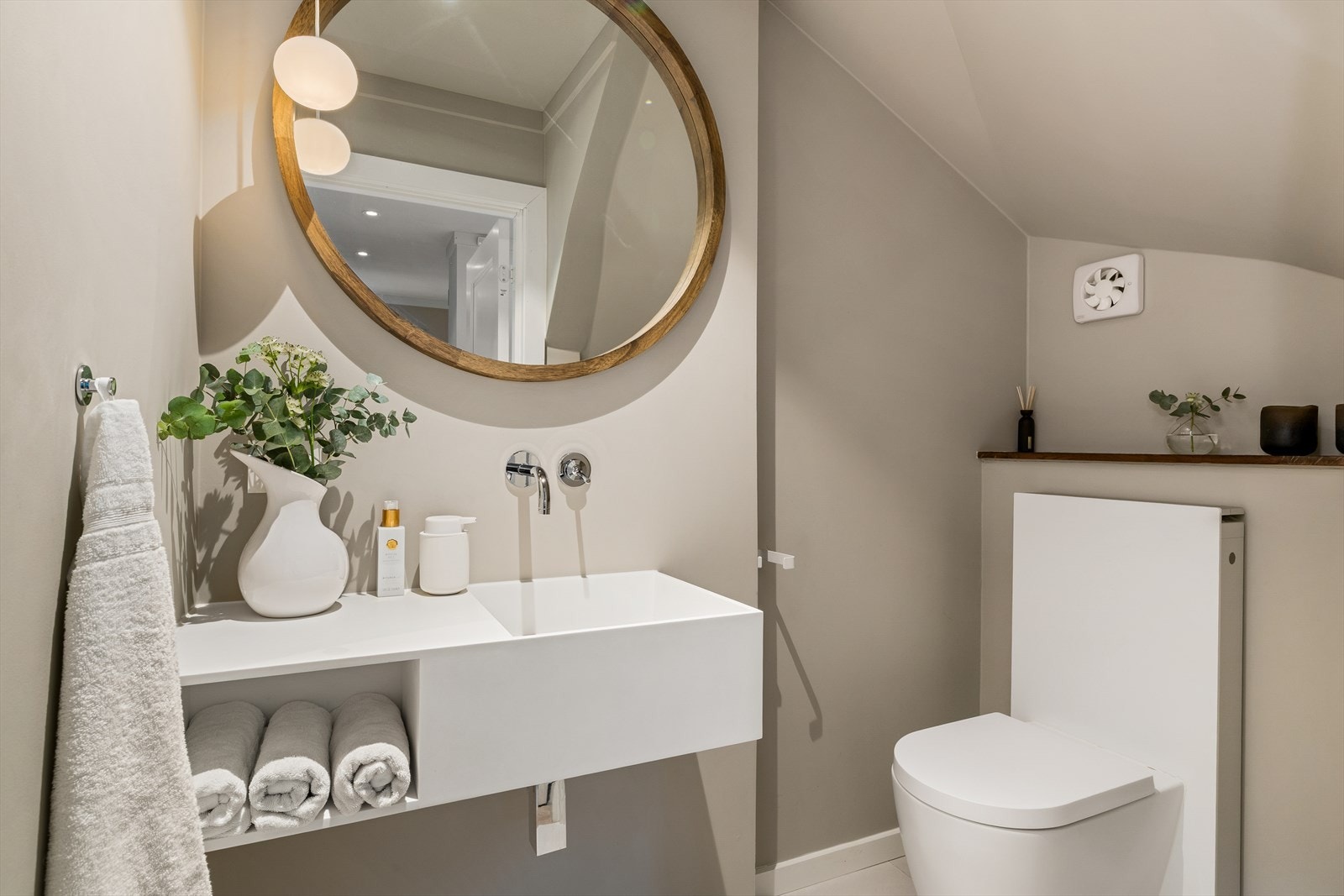 Delikat, nyere og pent oppusset toalettrom i 1.etasje Galleribilde