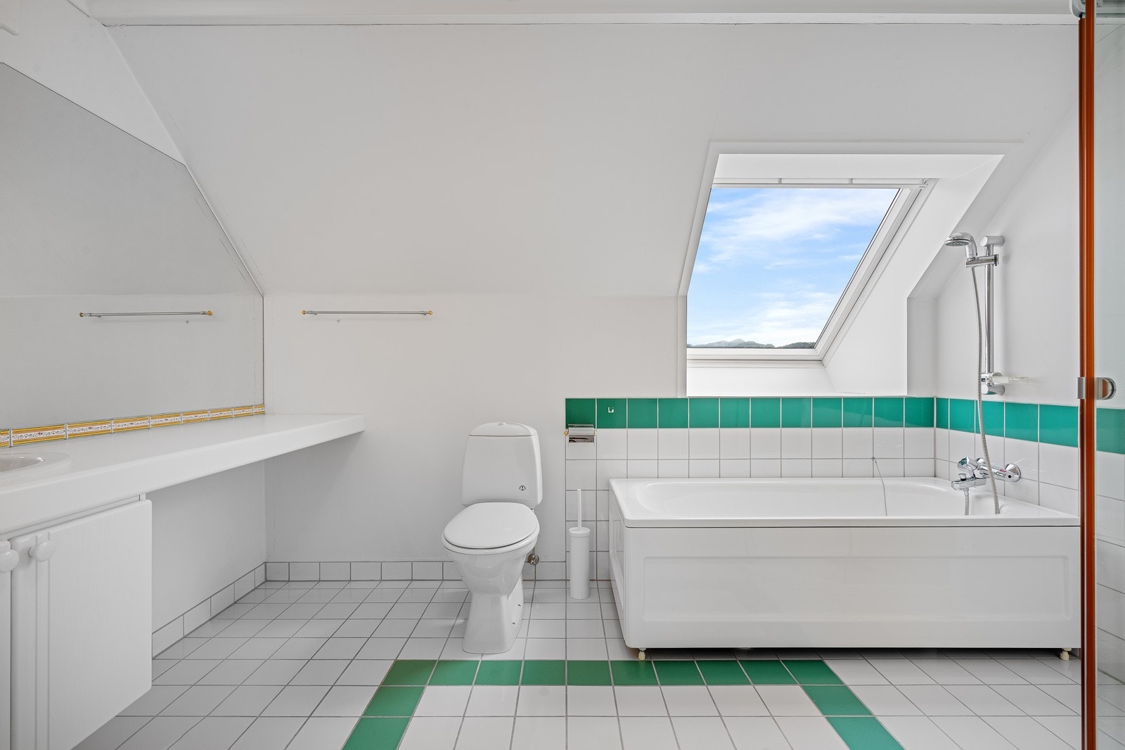 Bad 2. etg med badekar og dusj. Galleribilde