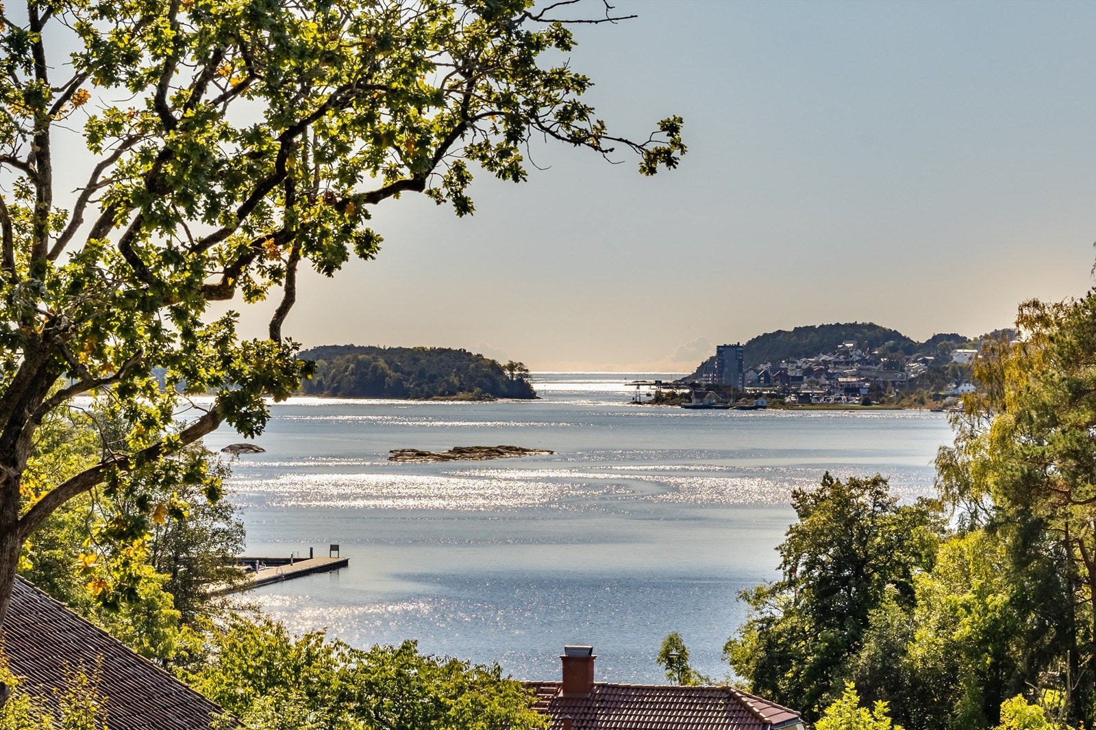 Eiendommen ligger høyt og fritt med flott utsikt utover Langesundsfjorden. Galleribilde