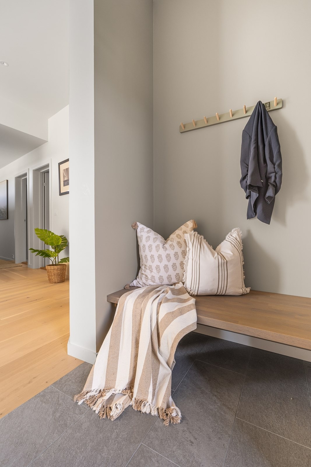 En praktisk nisje i gangen gir plass for oppbevaring av yttertøy. Galleribilde