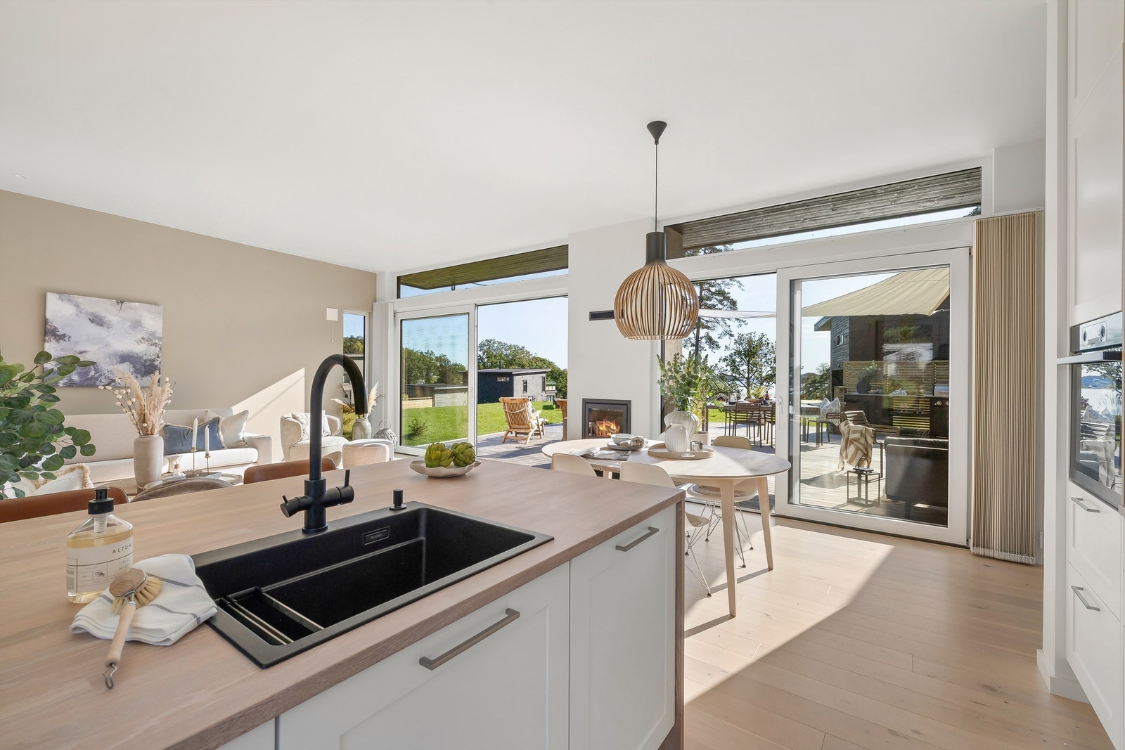 Fra kjøkkenet har du full oversikt over stuen og uteområdet. Galleribilde