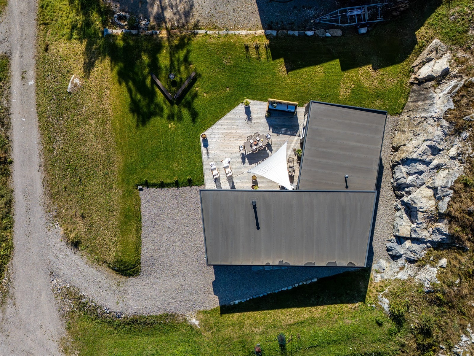 Oversiktsbilde som viser hyttas plassering i forhold til terrenget og adkomstvei. Galleribilde