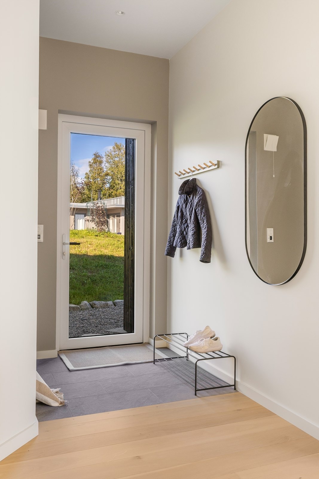 Inngangspartiet har et praktisk, flislagt gulv og leder deg videre inn i hytta. Galleribilde