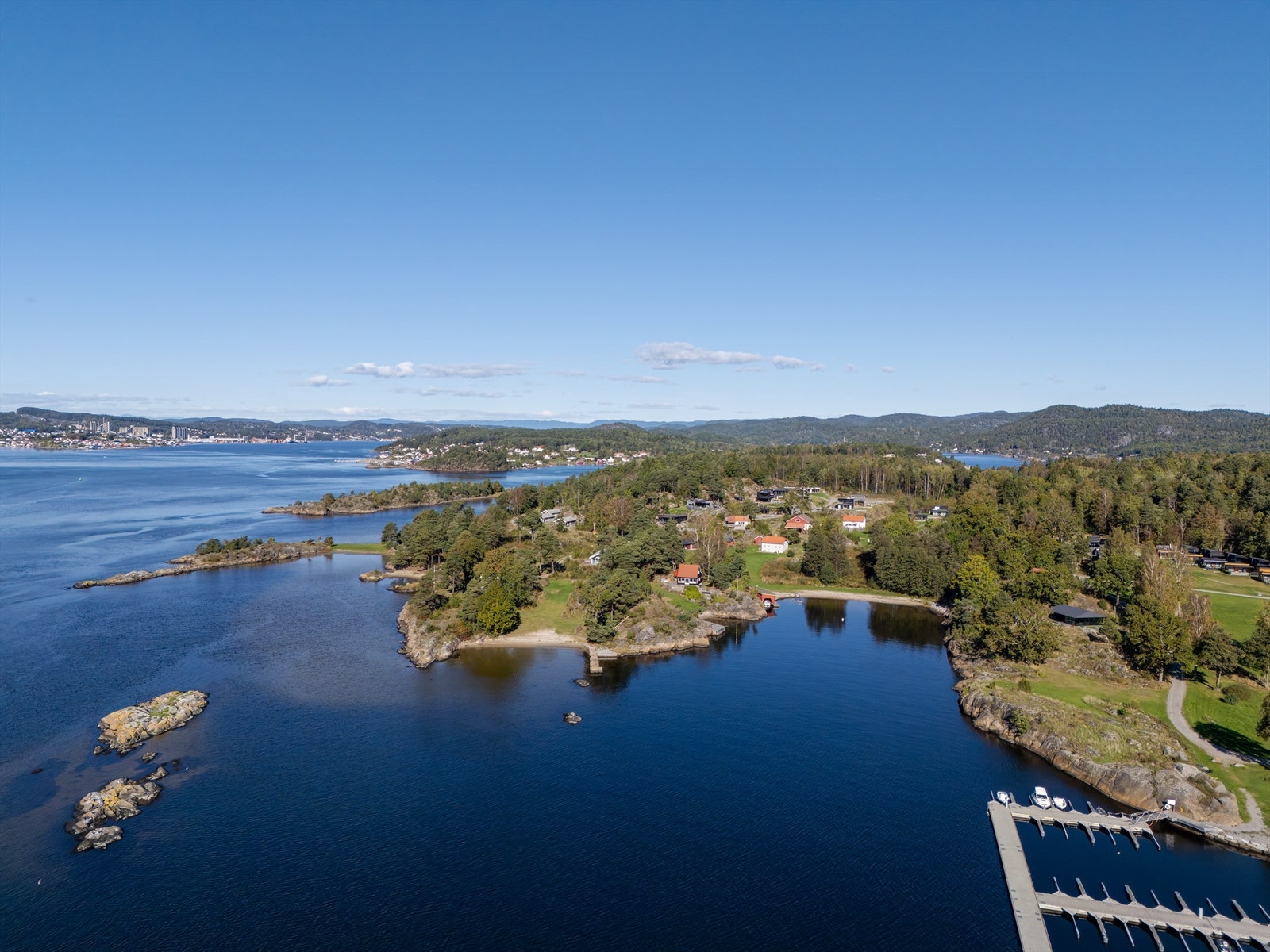 Oversikt over Bjørkøya og innseilingen mot Brevik. Galleribilde