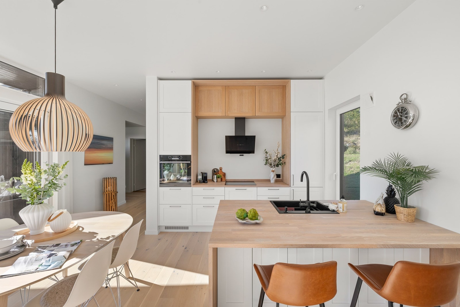 Kjøkkenet har en stor øy på 120x180 cm som skiller sonene i allrommet. Galleribilde