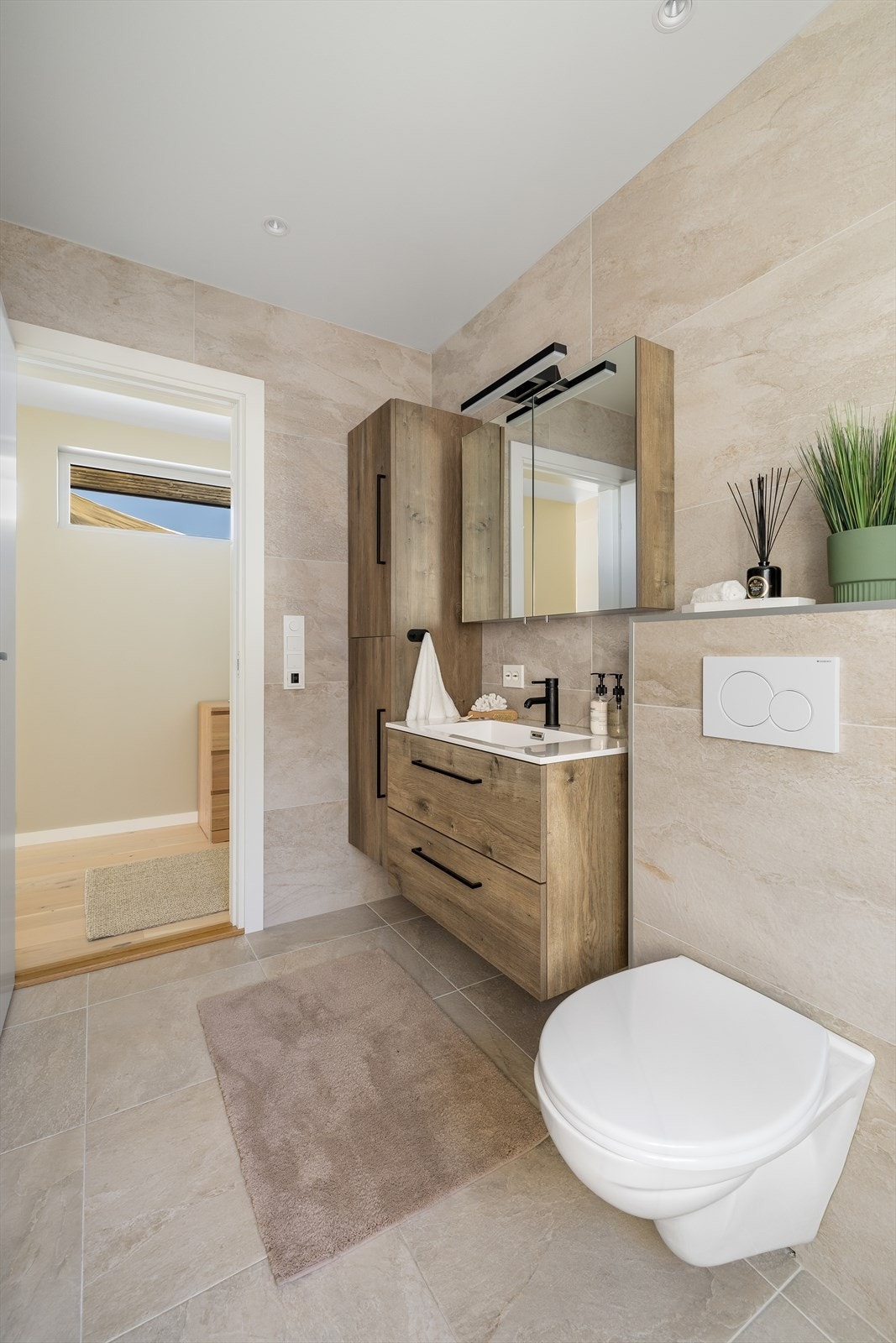 Her er det vegghengt toalett og varmekabler i de store 50x50 gulvflisene. Galleribilde