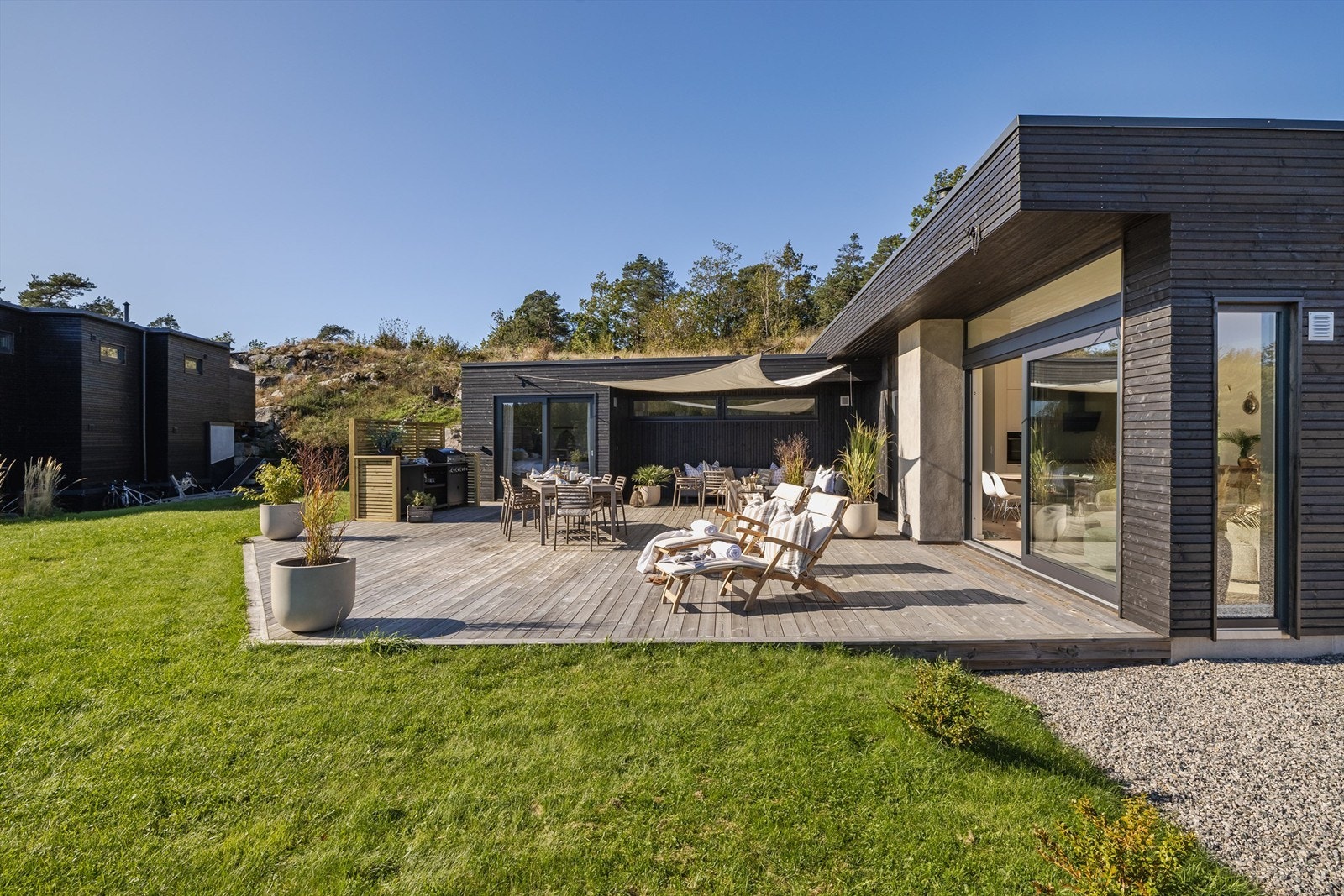 Den store terrassen er et samlingspunkt med god plass til flere sittegrupper. Galleribilde