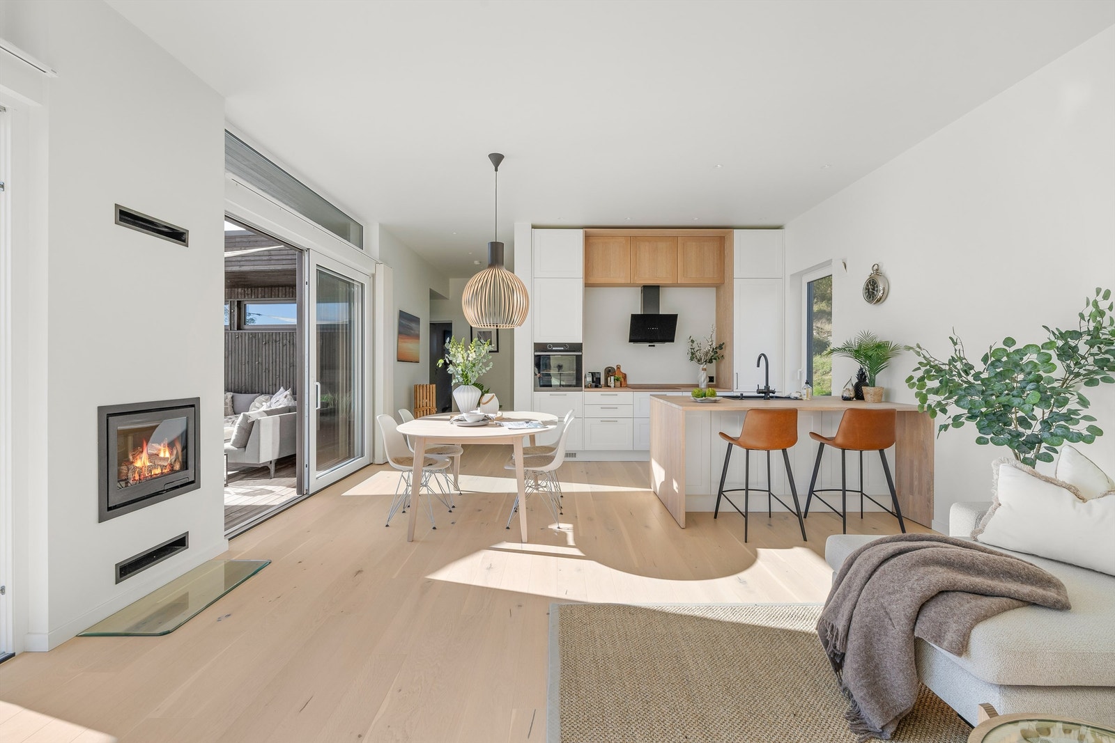 En innbygget peisovn skaper en lun stemning i stue- og kjøkkensonen. Galleribilde