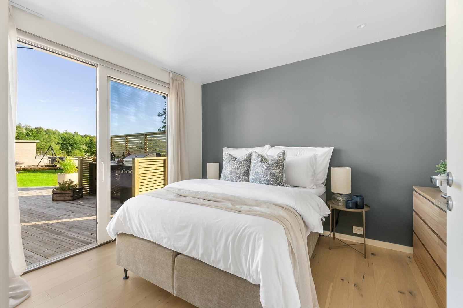 Hovedsoverommet har direkte utgang til terrassen via en stor skyvedør. Galleribilde