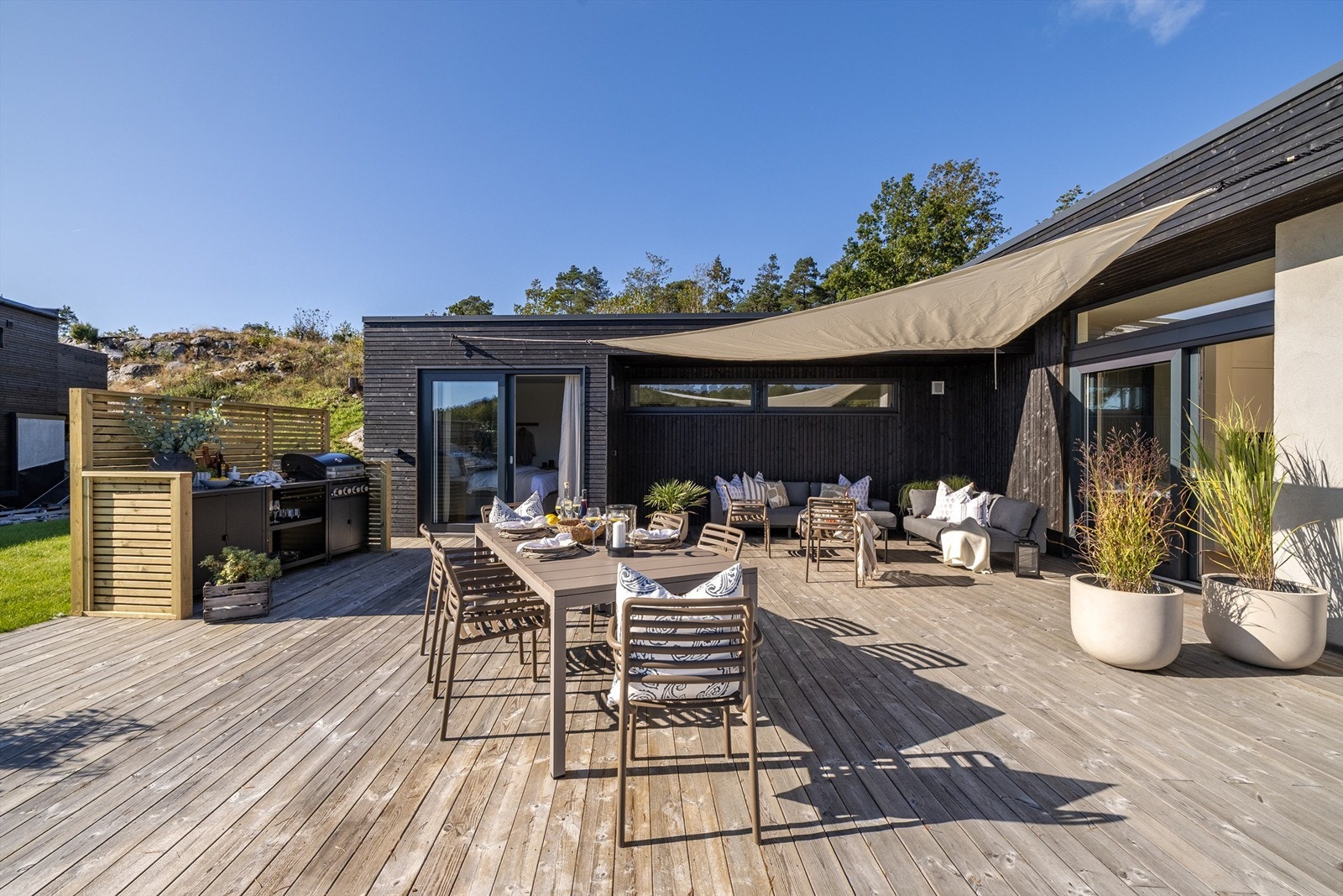 Her kan du dekke langbord for hyggelige måltider utendørs. Galleribilde