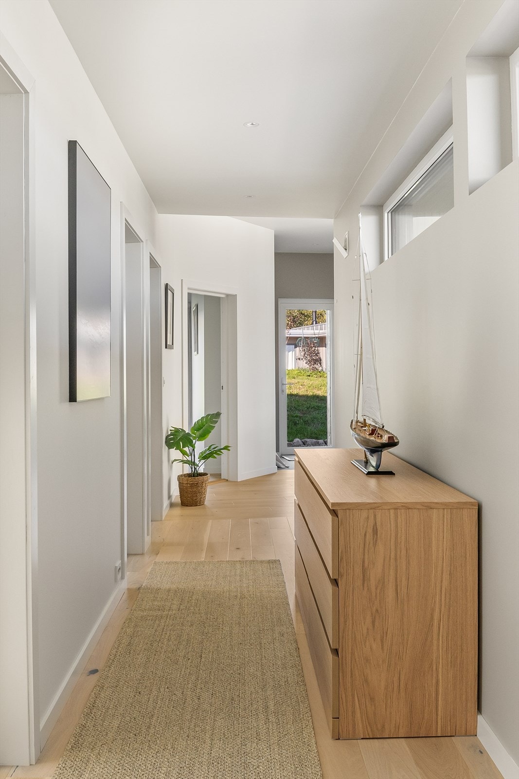 Lyse, malte vegger og innfelte spotter i himlingen bidrar til en luftig atmosfære. Galleribilde